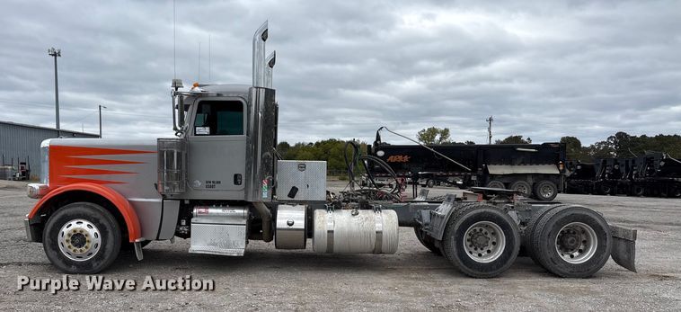 image for item DJ7920 2014 Peterbilt 389 semi truck