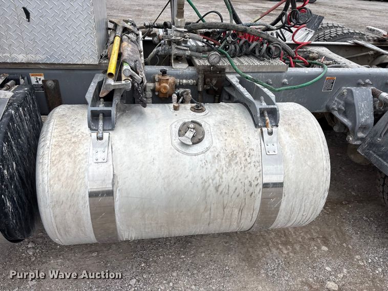 image for item DJ7920 2014 Peterbilt 389 semi truck