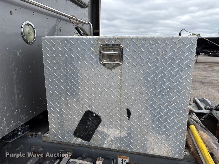 image for item DJ7920 2014 Peterbilt 389 semi truck