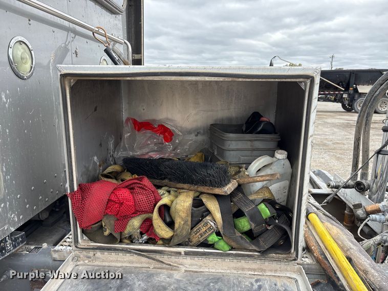 image for item DJ7920 2014 Peterbilt 389 semi truck