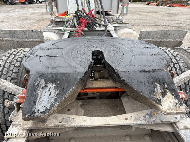 image for item DJ7920 2014 Peterbilt 389 semi truck