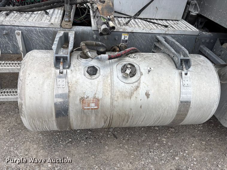 image for item DJ7920 2014 Peterbilt 389 semi truck