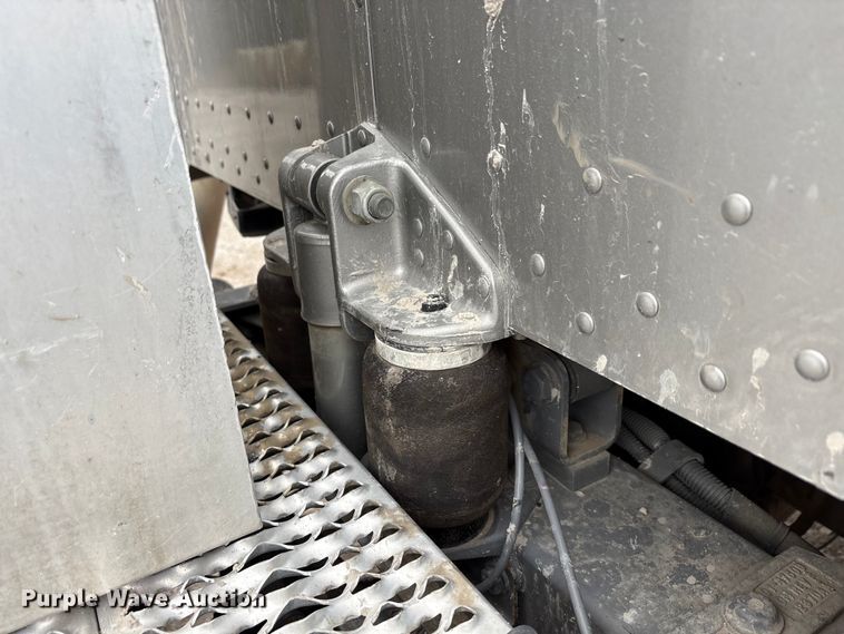 image for item DJ7920 2014 Peterbilt 389 semi truck