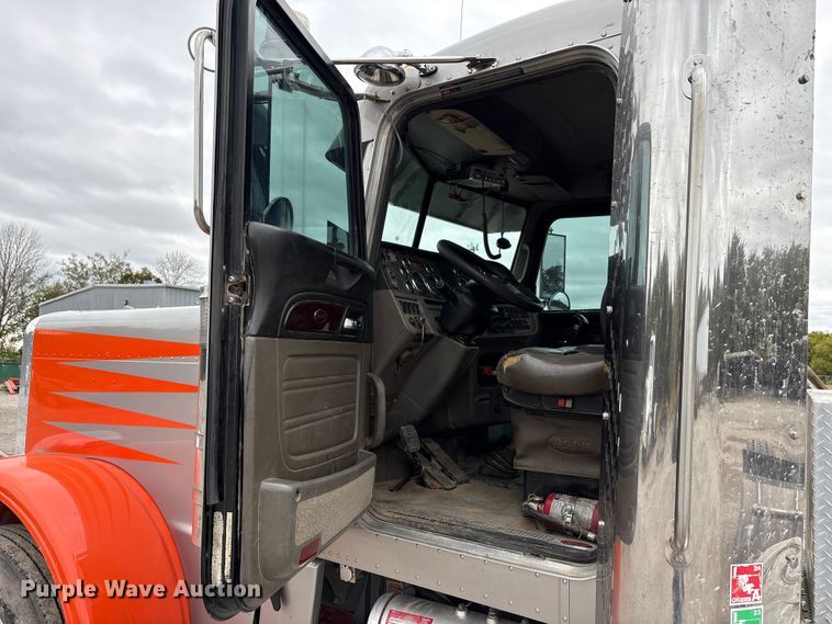 image for item DJ7920 2014 Peterbilt 389 semi truck