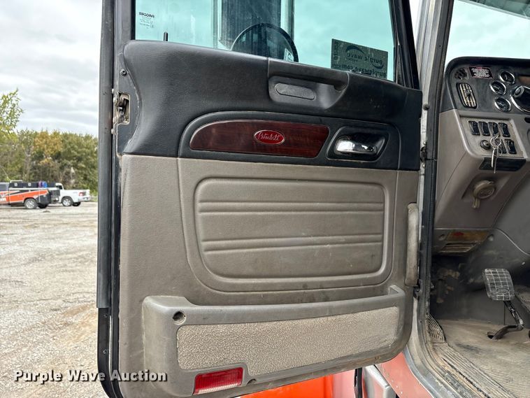 image for item DJ7920 2014 Peterbilt 389 semi truck