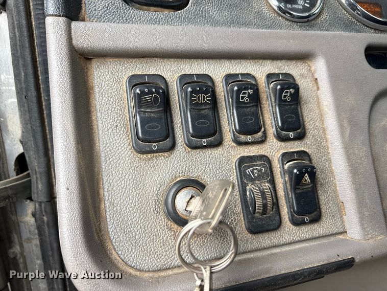 image for item DJ7920 2014 Peterbilt 389 semi truck