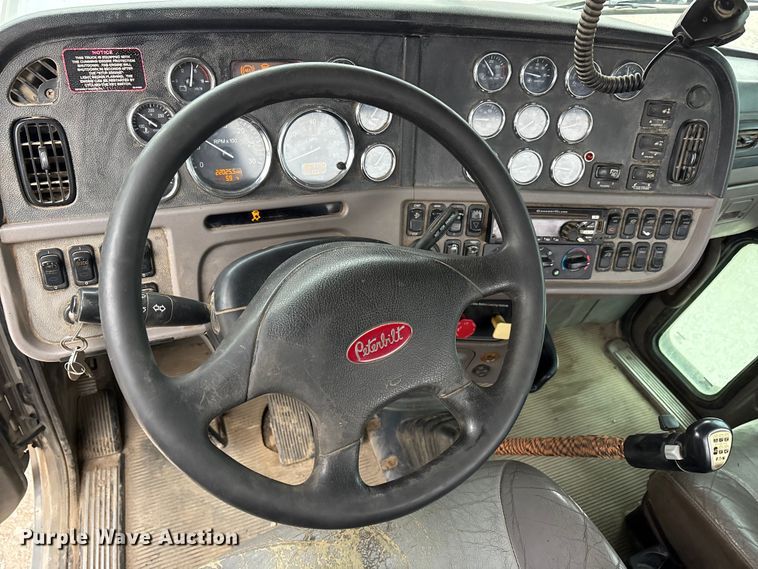 image for item DJ7920 2014 Peterbilt 389 semi truck