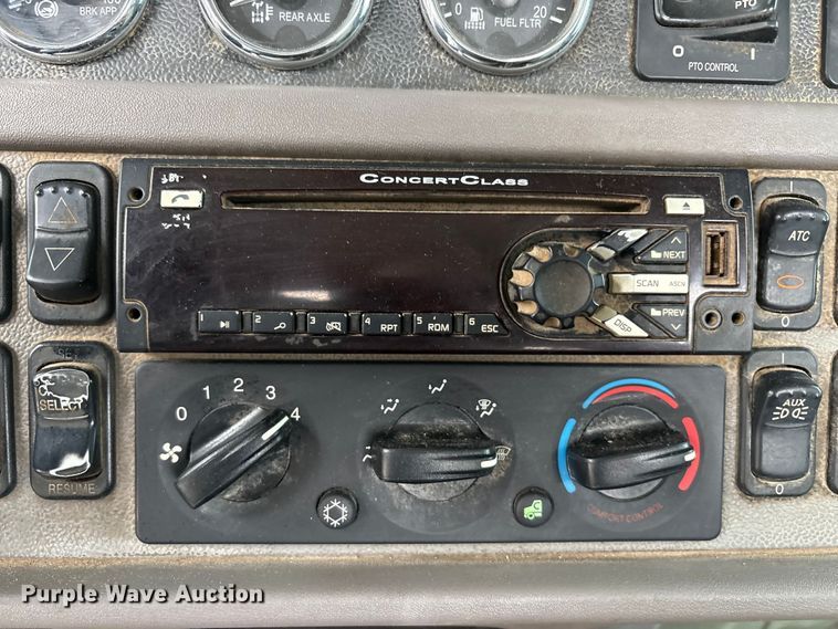 image for item DJ7920 2014 Peterbilt 389 semi truck