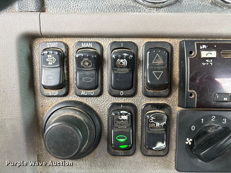 image for item DJ7920 2014 Peterbilt 389 semi truck