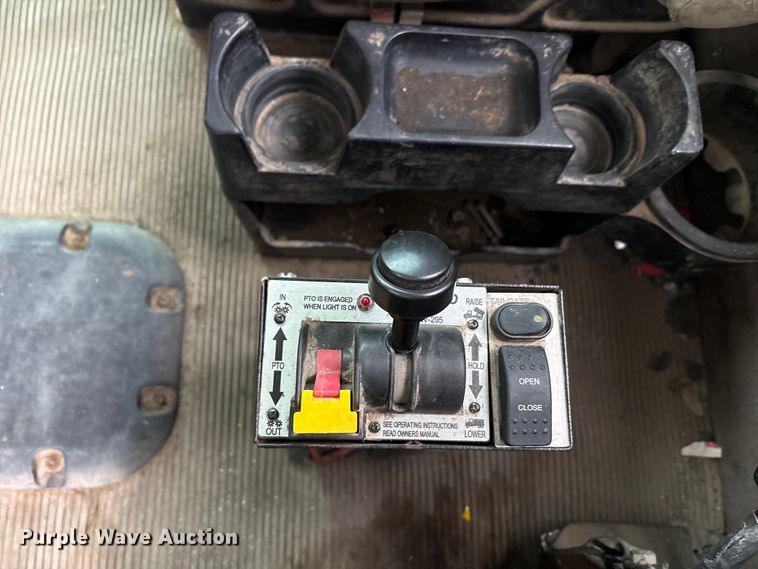 image for item DJ7920 2014 Peterbilt 389 semi truck