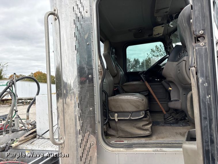 image for item DJ7920 2014 Peterbilt 389 semi truck