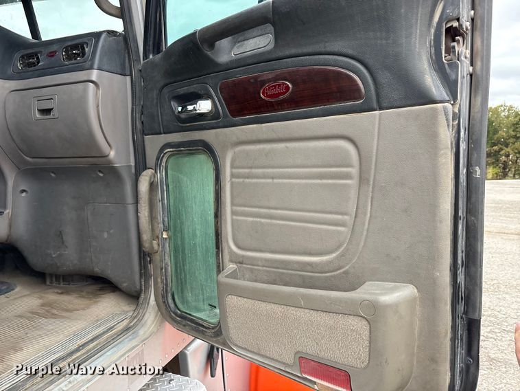 image for item DJ7920 2014 Peterbilt 389 semi truck