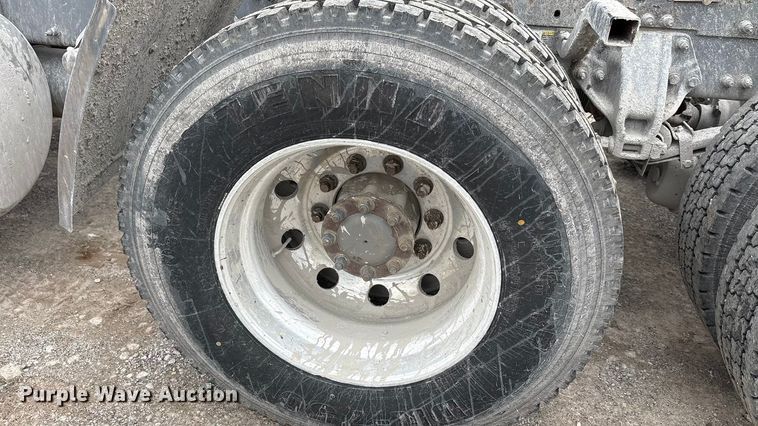 image for item DJ7920 2014 Peterbilt 389 semi truck