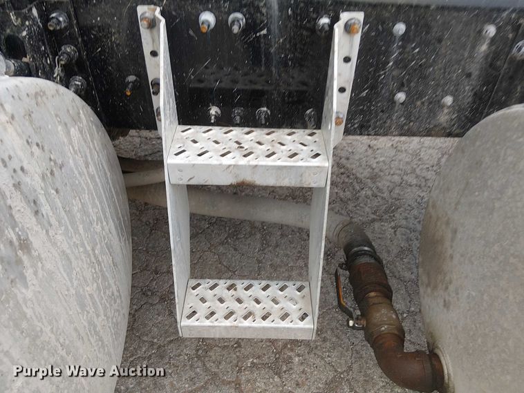 image for item DJ7922 2023 Mack Pinnacle semi truck