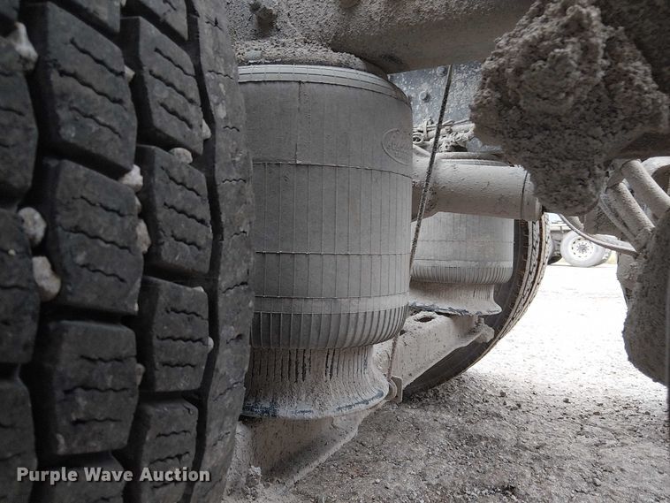 image for item DJ7922 2023 Mack Pinnacle semi truck