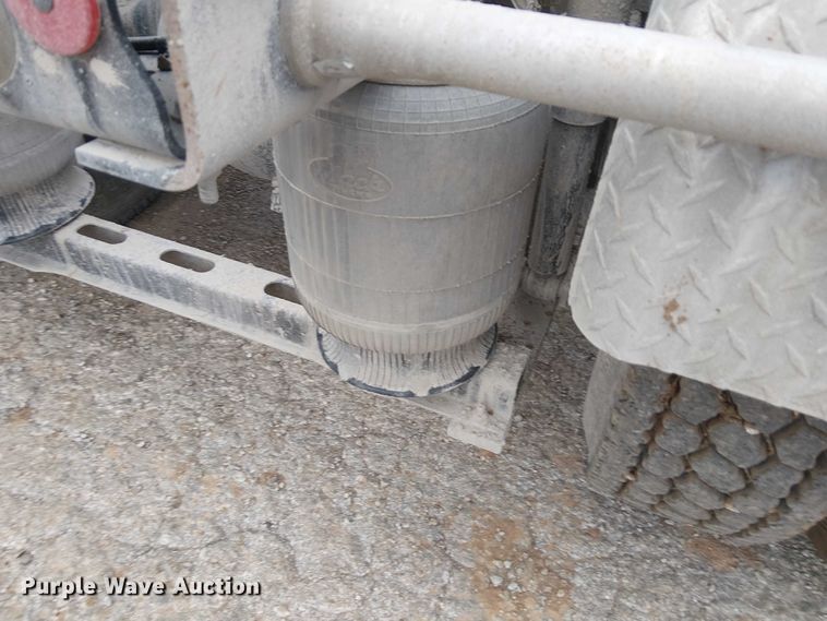 image for item DJ7922 2023 Mack Pinnacle semi truck