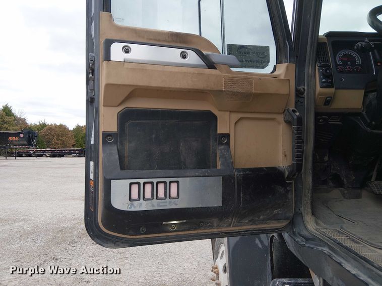 image for item DJ7922 2023 Mack Pinnacle semi truck