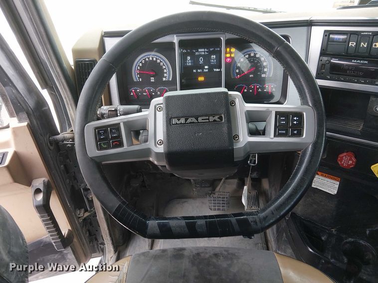 image for item DJ7922 2023 Mack Pinnacle semi truck