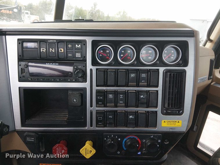 image for item DJ7922 2023 Mack Pinnacle semi truck