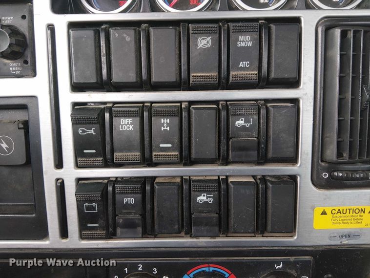 image for item DJ7922 2023 Mack Pinnacle semi truck