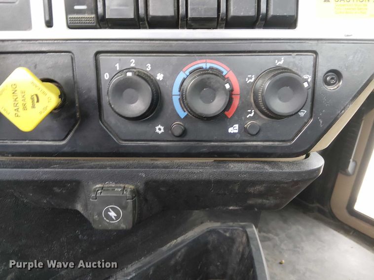 image for item DJ7922 2023 Mack Pinnacle semi truck