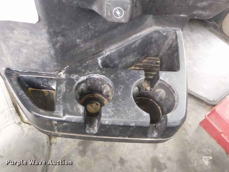 image for item DJ7922 2023 Mack Pinnacle semi truck