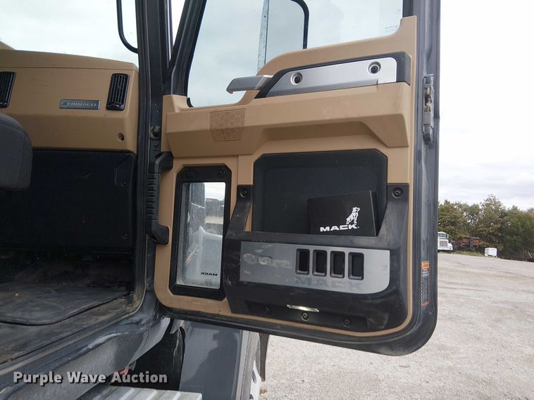 image for item DJ7922 2023 Mack Pinnacle semi truck