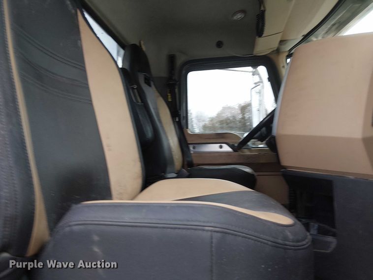 image for item DJ7922 2023 Mack Pinnacle semi truck