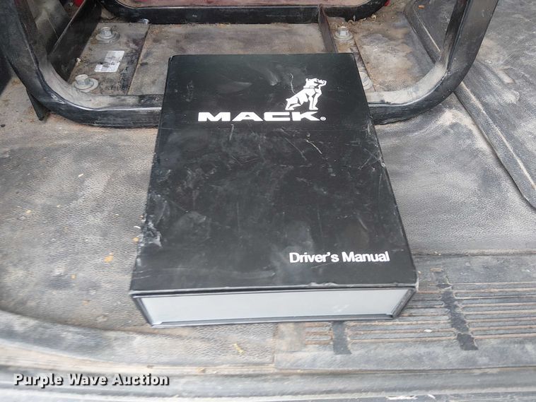 image for item DJ7922 2023 Mack Pinnacle semi truck