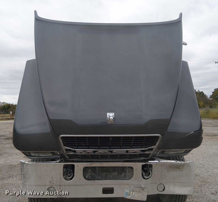 image for item DJ7922 2023 Mack Pinnacle semi truck