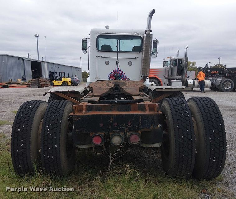 image for item DJ7927 1997 Peterbilt 385 semi truck