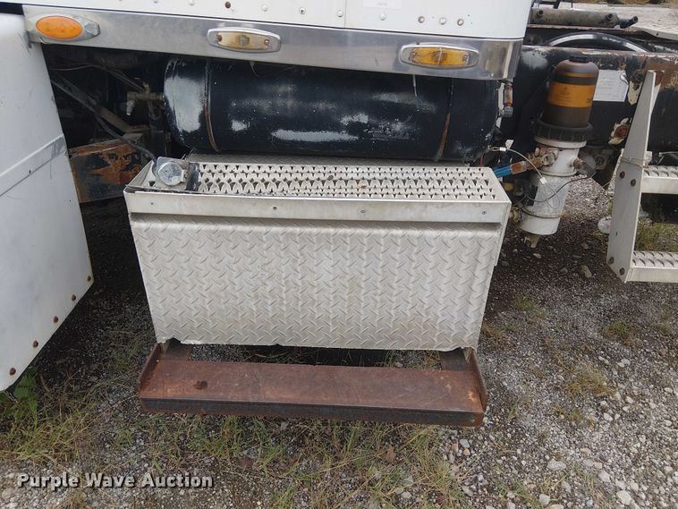 image for item DJ7927 1997 Peterbilt 385 semi truck