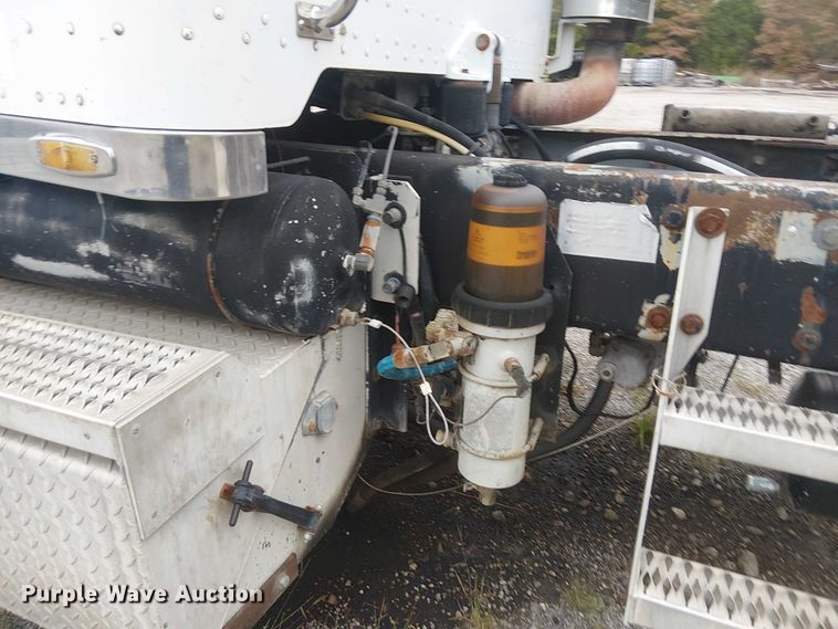 image for item DJ7927 1997 Peterbilt 385 semi truck