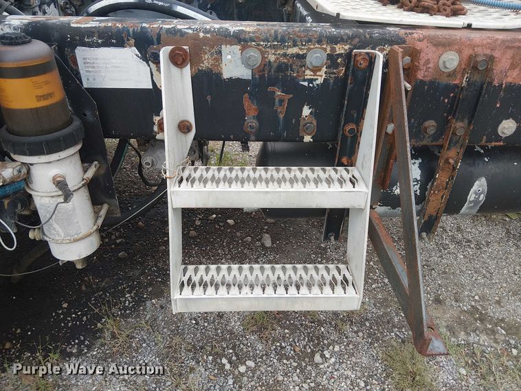 image for item DJ7927 1997 Peterbilt 385 semi truck