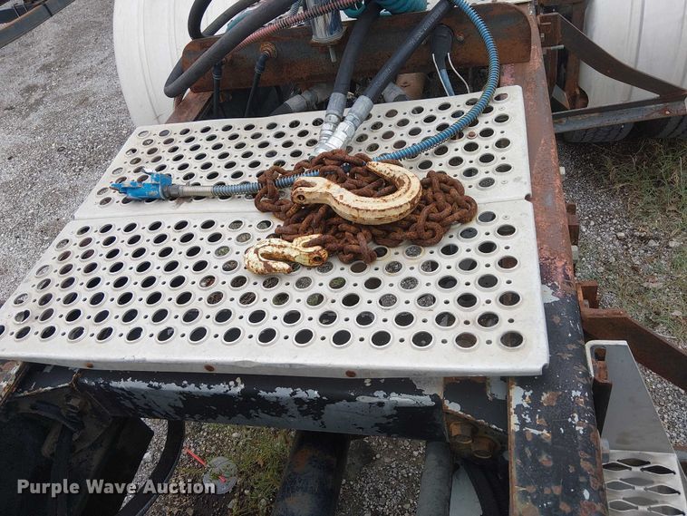 image for item DJ7927 1997 Peterbilt 385 semi truck