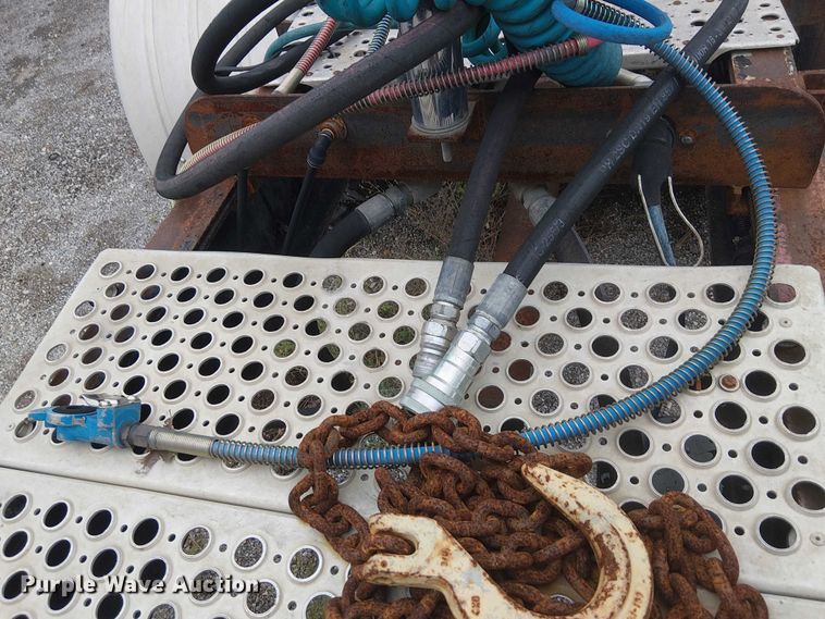 image for item DJ7927 1997 Peterbilt 385 semi truck