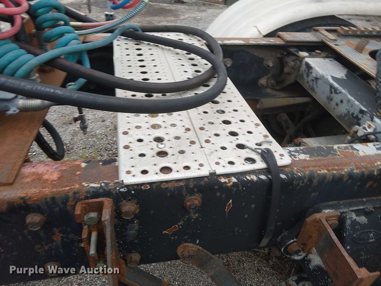 image for item DJ7927 1997 Peterbilt 385 semi truck