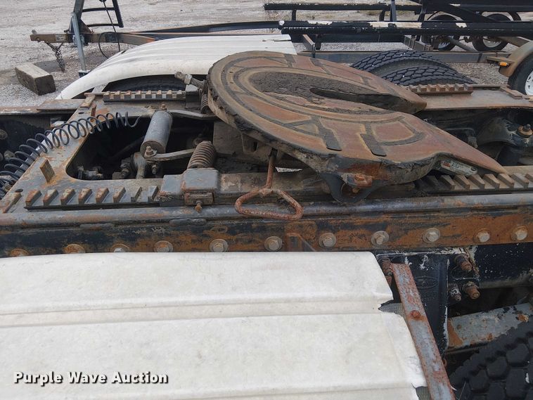 image for item DJ7927 1997 Peterbilt 385 semi truck