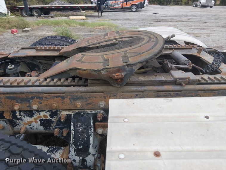 image for item DJ7927 1997 Peterbilt 385 semi truck