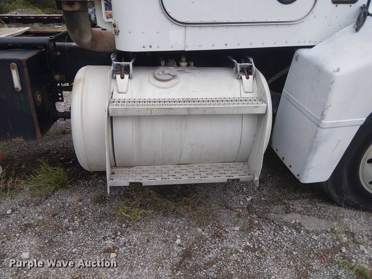 image for item DJ7927 1997 Peterbilt 385 semi truck