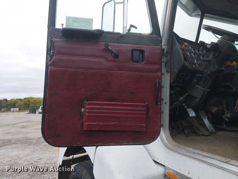 image for item DJ7927 1997 Peterbilt 385 semi truck