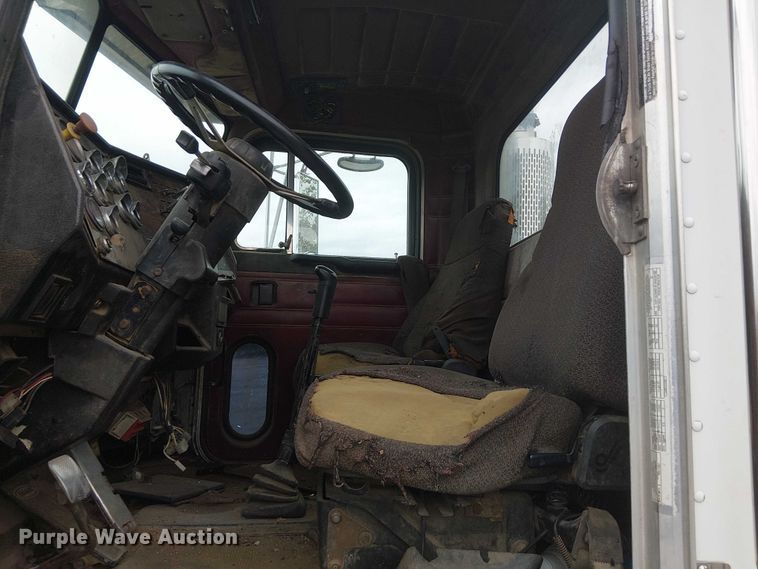 image for item DJ7927 1997 Peterbilt 385 semi truck