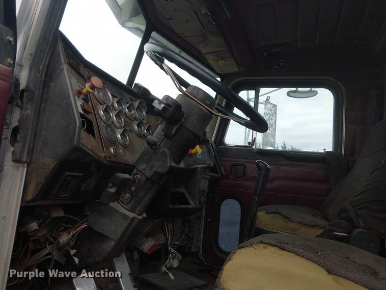 image for item DJ7927 1997 Peterbilt 385 semi truck