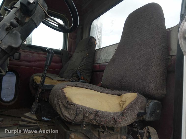 image for item DJ7927 1997 Peterbilt 385 semi truck