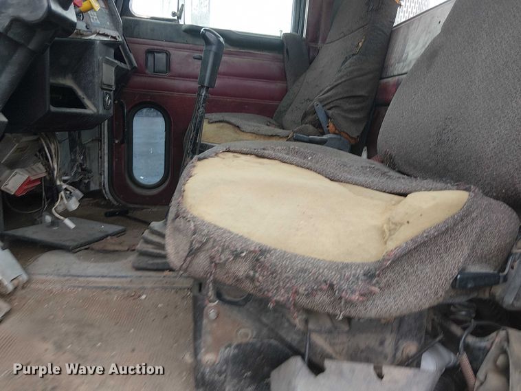 image for item DJ7927 1997 Peterbilt 385 semi truck