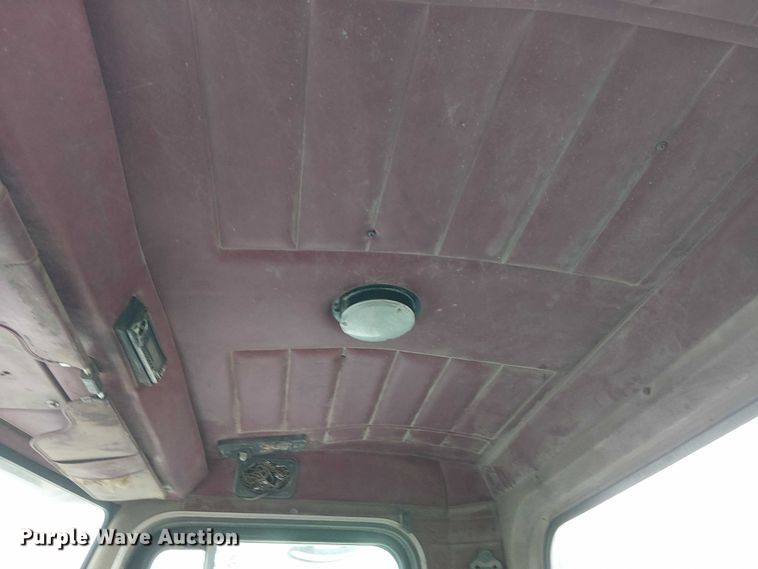 image for item DJ7927 1997 Peterbilt 385 semi truck