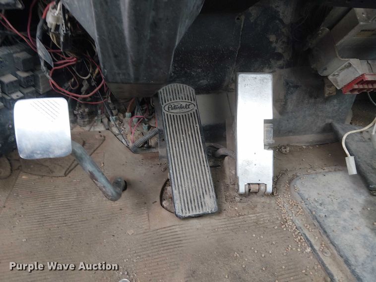 image for item DJ7927 1997 Peterbilt 385 semi truck