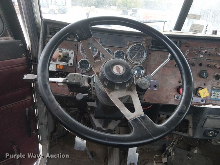 image for item DJ7927 1997 Peterbilt 385 semi truck