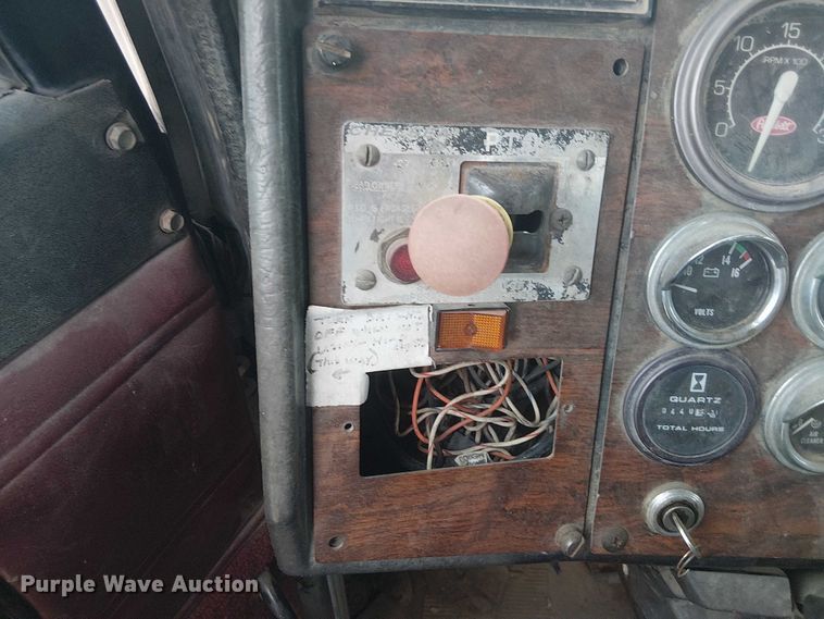 image for item DJ7927 1997 Peterbilt 385 semi truck