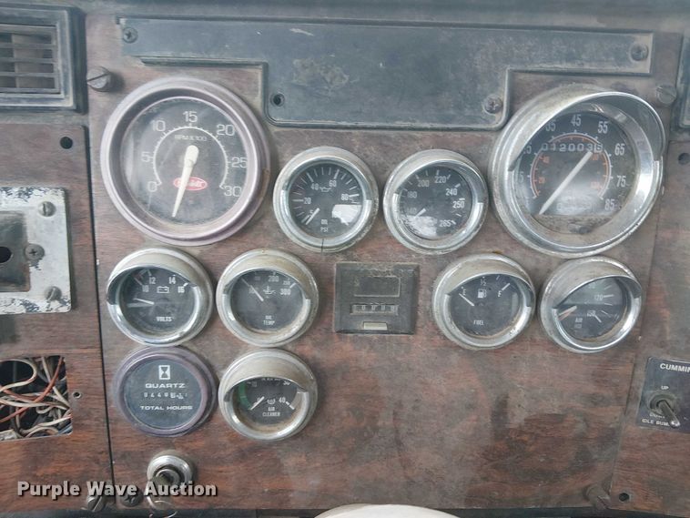 image for item DJ7927 1997 Peterbilt 385 semi truck